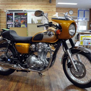 W800 入荷、Cafe Styleをセットして試乗車準備完了！